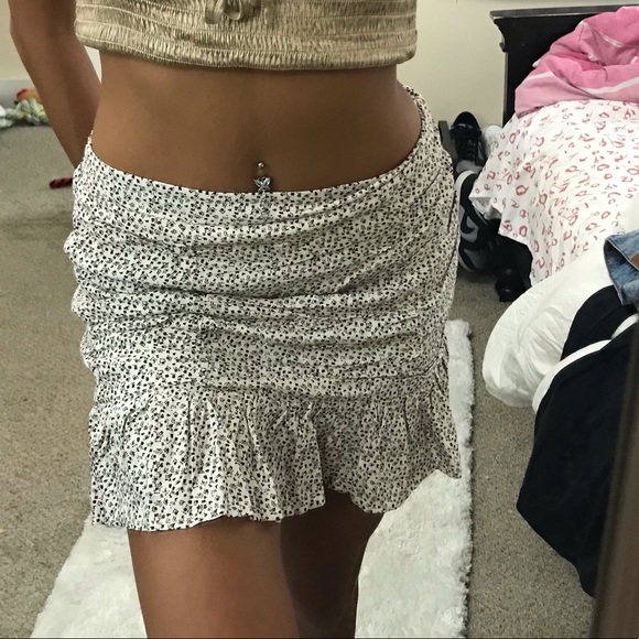 Flattering skirt only worn for picture. Size 0 - Picture 2 of 3